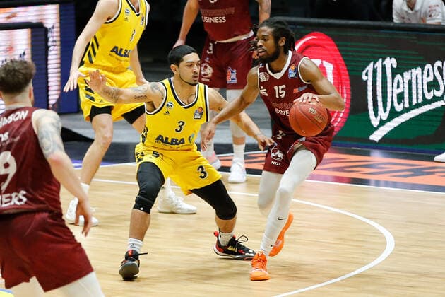 09.05.2021, xgox, Basketball, easyCredit BBL, Niners Chemnitz - Alba Berlin emspor, v.l. Peyton Siva (Alba Berlin, 3), Marcus Thornton (Niners Chemnitz, 15) Zweikampf Chemnitz