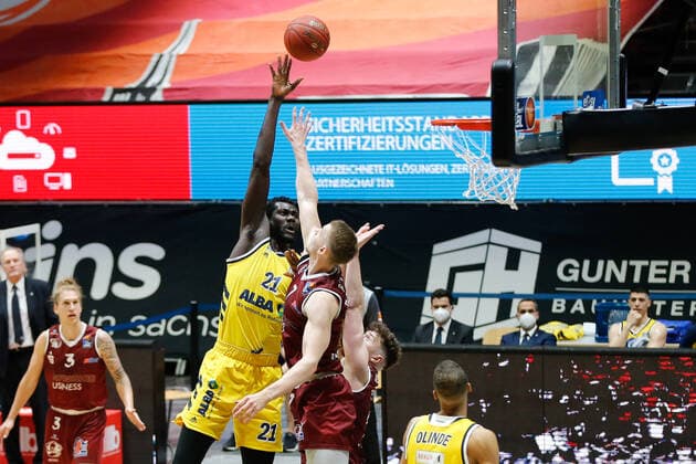 09.05.2021, xgox, Basketball, easyCredit BBL, Niners Chemnitz - Alba Berlin emspor, v.l. Christ Koumadje (Alba Berlin, 21) Wirft Korb, trifft, erzielt Korb, scores Chemnitz
