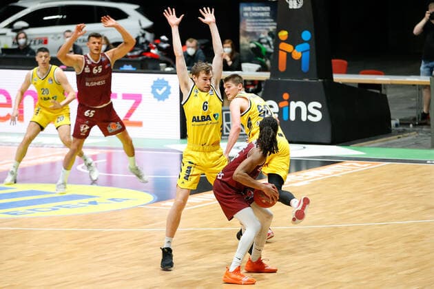 09.05.2021, xgox, Basketball, easyCredit BBL, Niners Chemnitz - Alba Berlin emspor, v.l. Malte Delow (Alba Berlin, 6), Marcus Thornton (Niners Chemnitz, 15) Zweikampf Chemnitz