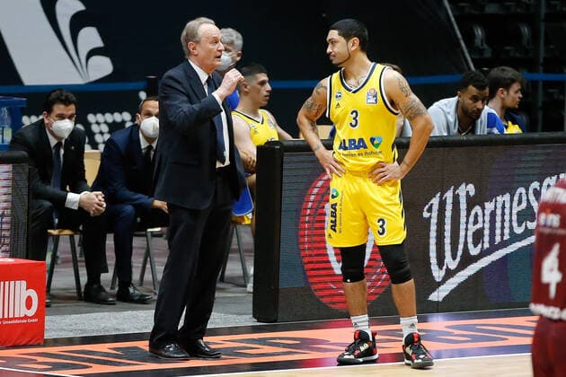 09.05.2021, xgox, Basketball, easyCredit BBL, Niners Chemnitz - Alba Berlin emspor, v.l. Aito Garcia Reneses (Alba Berlin, Trainer), Peyton Siva (Alba Berlin, 3) gestikuliert, gibt Anweisungen Chemnitz