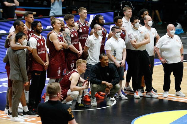 09.05.2021, xgox, Basketball, easyCredit BBL, Niners Chemnitz - Alba Berlin emspor, v.l. Gruppenfoto nach dem Spiel von den Niners Chemnitz Chemnitz