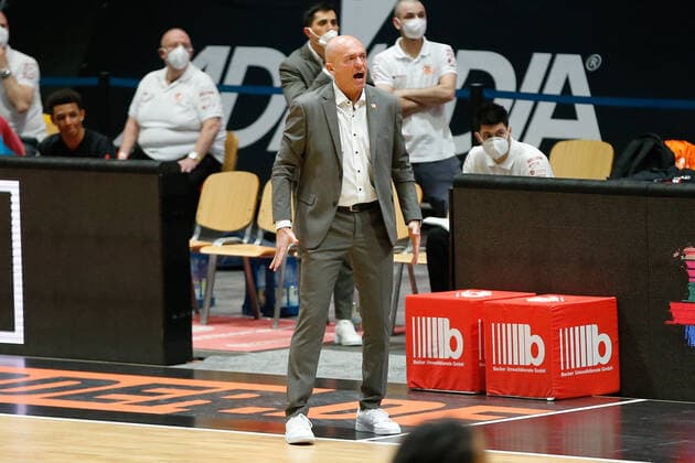09.05.2021, xgox, Basketball, easyCredit BBL, Niners Chemnitz - Alba Berlin emspor, v.l. Rodrigo Pastore (Niners Chemnitz, Trainer) gestikuliert, gibt Anweisungen Chemnitz