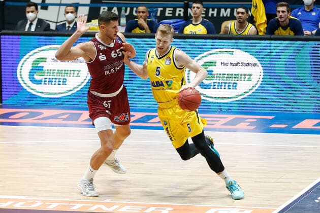 09.05.2021, xgox, Basketball, easyCredit BBL, Niners Chemnitz - Alba Berlin emspor, v.l. Filip Stanic (Niners Chemnitz, 65), Niels Giffey (Alba Berlin, 5) Zweikampf Chemnitz