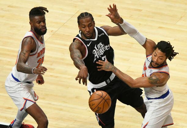 LOS ANGELES, CA - MAY 09: Kawhi Leonard (2) of the LA Clippers is guarded by Reggie Bullock (25) and Derrick Rose (4) of the New York Knicks in the first half during the Los Angeles Clippers versus New York Knicks at on May 9, 2021, at Staples Center in Los Angeles, CA. (Photo by John McCoy Icon Sportswire) NBA, Basketball Herren, USA MAY 09 Knicks at Clippers Icon2105090012