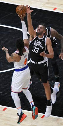 LOS ANGELES, CA - MAY 09: Derrick Rose (4) of the New York Knicks shoots over Nicolas Batum (33) of the LA Clippers in the second half during the Los Angeles Clippers versus New York Knicks at on May 9, 2021, at Staples Center in Los Angeles, CA. (Photo by John McCoy Icon Sportswire) NBA, Basketball Herren, USA MAY 09 Knicks at Clippers Icon2105090027