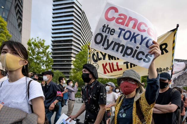 Sport Bilder des Tages May 9, 2021, Tokyo, Japan: Protesters carry placards as they demonstrate against the Tokyo Olympics in front of the New National Stadium, the main stadium for the Tokyo Olympics..With less than 3 months remaining until the opening of the Tokyo 2020 Olympics concern continues to linger in Japan over the feasibility of hosting such a huge event during the ongoing COVID-19 pandemic. Tokyo Japan - ZUMAs197 0117369330st Copyright: xCezaryxKowalskix
