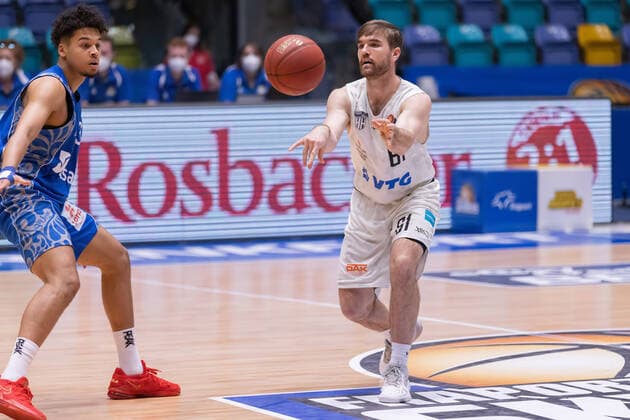 Fraport Skyliners - Hamburg Towers, easyCredit BBL Patrick Spencer (Hamburg Towers, 61), links Maximilian Begue (Fraport Skyliners, 3). Basketball-Spiel der easyCredit BBL zwischen den Fraport Skyliners und den Hamburg Towers am 9. Mai 2021 in der Fraport-Arena in Frankfurt am Main., Frankfurt am Main Hessen Deutschland Fraport-Arena