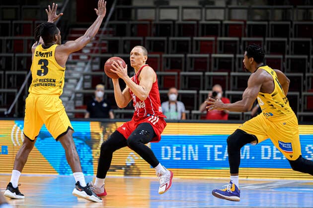 Ludwigsburg, Deutschland 09. Mai 2021: BBL- 20 21 - MHP Riesen Ludwigsburg vs. FC Bayern Basketball v.li. Jaleen Smith (Ludwigsburg), Robin Amaize (FC Bayern) Ludwigsburg MHP Arena Baden-Württemberg Deutschland