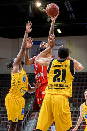 Ludwigsburg, Deutschland 09. Mai 2021: BBL- 20 21 - MHP Riesen Ludwigsburg vs. FC Bayern Basketball v.li. Jaleen Smith (Ludwigsburg), Dennis Jerome Seeley (FC Bayern), Tremmell Darden (Ludwigsburg) Ludwigsburg MHP Arena Baden-Württemberg Deutschland