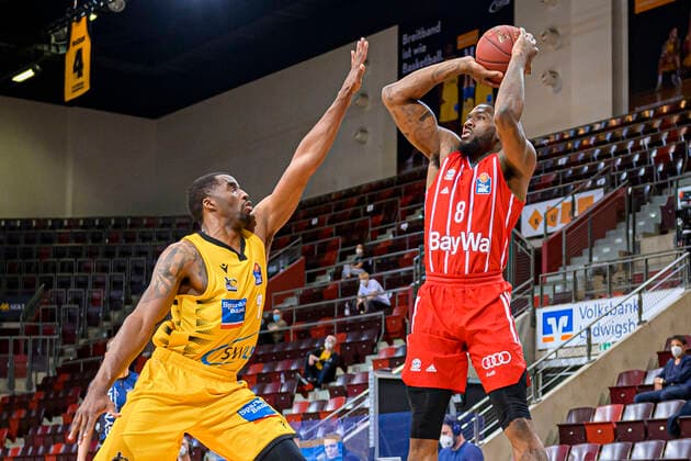 Ludwigsburg, Deutschland 09. Mai 2021: BBL- 20 21 - MHP Riesen Ludwigsburg vs. FC Bayern Basketball v.li. Jamel McLean (Ludwigsburg), Jalen Reynolds (FC Bayern) Ludwigsburg MHP Arena Baden-Württemberg Deutschland