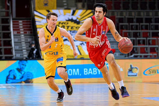 Ludwigsburg, Deutschland 09. Mai 2021: BBL- 20 21 - MHP Riesen Ludwigsburg vs. FC Bayern Basketball v.li. Jordan Hulls (Ludwigsburg), Erol Ersek (FC Bayern) Ludwigsburg MHP Arena Baden-Württemberg Deutschland
