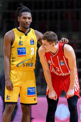 Ludwigsburg, Deutschland 09. Mai 2021: BBL- 20 21 - MHP Riesen Ludwigsburg vs. FC Bayern Basketball v.li. Jaleen Smith (Ludwigsburg), David Krämer Kraemer (FC Bayern) Ludwigsburg MHP Arena Baden-Württemberg Deutschland
