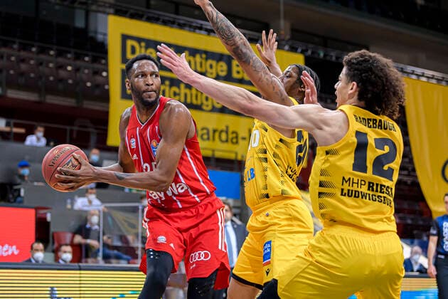 Ludwigsburg, Deutschland 09. Mai 2021: BBL- 20 21 - MHP Riesen Ludwigsburg vs. FC Bayern Basketball v.li. JaJuan Johnson (FC Bayern), Desi Rodriguez (Ludwigsburg), Jonah Radebaugh (Ludwigsburg) Ludwigsburg MHP Arena Baden-Württemberg Deutschland