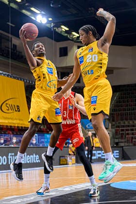 Ludwigsburg, Deutschland 09. Mai 2021: BBL- 20 21 - MHP Riesen Ludwigsburg vs. FC Bayern Basketball Jaleen Smith (Ludwigsburg), Desi Rodriguez (Ludwigsburg) Ludwigsburg MHP Arena Baden-Württemberg Deutschland