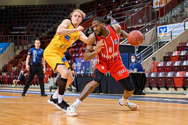 Ludwigsburg, Deutschland 09. Mai 2021: BBL- 20 21 - MHP Riesen Ludwigsburg vs. FC Bayern Basketball Lukas Herzog (Ludwigsburg), Jalen Reynolds (FC Bayern) Ludwigsburg MHP Arena Baden-Württemberg Deutschland