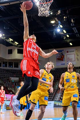 Ludwigsburg, Deutschland 09. Mai 2021: BBL- 20 21 - MHP Riesen Ludwigsburg vs. FC Bayern Basketball Robin Amaize (FC Bayern), Lukas Herzog (Ludwigsburg), Desi Rodriguez (Ludwigsburg) Ludwigsburg MHP Arena Baden-Württemberg Deutschland