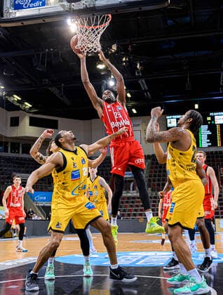 Ludwigsburg, Deutschland 09. Mai 2021: BBL- 20 21 - MHP Riesen Ludwigsburg vs. FC Bayern Basketball v.li. Tremmell Darden (Ludwigsburg), JaJuan Johnson (FC Bayern), Desi Rodriguez (Ludwigsburg) Ludwigsburg MHP Arena Baden-Württemberg Deutschland