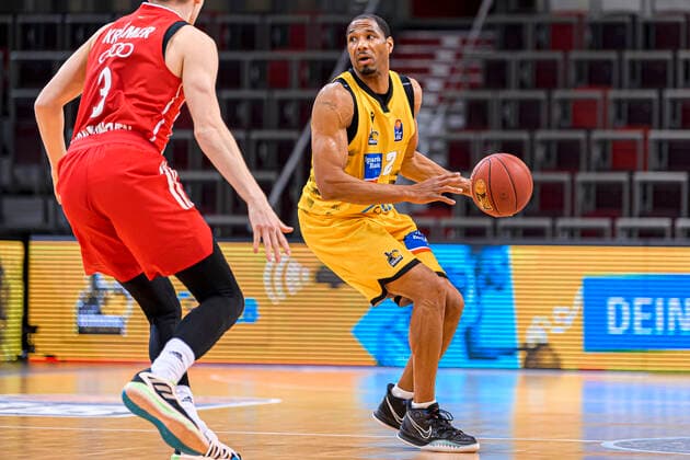 Ludwigsburg, Deutschland 09. Mai 2021: BBL- 20 21 - MHP Riesen Ludwigsburg vs. FC Bayern Basketball v.li. David Krämer Kraemer (FC Bayern), Tremmell Darden (Ludwigsburg) Ludwigsburg MHP Arena Baden-Württemberg Deutschland