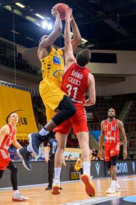 Ludwigsburg, Deutschland 09. Mai 2021: BBL- 20 21 - MHP Riesen Ludwigsburg vs. FC Bayern Basketball v.li. Jamel McLean (Ludwigsburg), Zan Mark Sisko (FC Bayern) Ludwigsburg MHP Arena Baden-Württemberg Deutschland