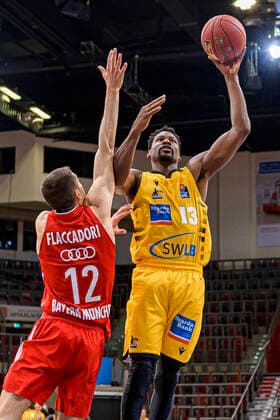 Ludwigsburg, Deutschland 09. Mai 2021: BBL- 20 21 - MHP Riesen Ludwigsburg vs. FC Bayern Basketball v.li. Diego Flaccadori (FC Bayern), Yorman Polas Bartolo (Ludwigsburg) Ludwigsburg MHP Arena Baden-Württemberg Deutschland