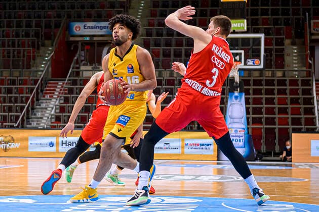 Ludwigsburg, Deutschland 09. Mai 2021: BBL- 20 21 - MHP Riesen Ludwigsburg vs. FC Bayern Basketball v.li. Tyreese Blunt (Ludwigsburg), David Krämer Kraemer (FC Bayern) Ludwigsburg MHP Arena Baden-Württemberg Deutschland