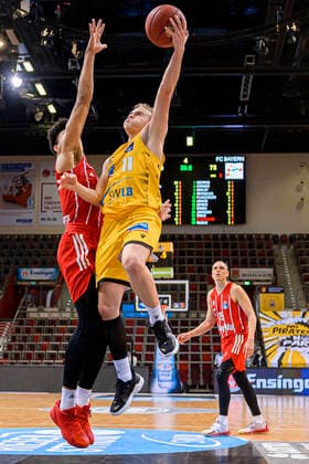 Ludwigsburg, Deutschland 09. Mai 2021: BBL- 20 21 - MHP Riesen Ludwigsburg vs. FC Bayern Basketball v.li. Jason George (FC Bayern), Lukas Herzog (Ludwigsburg) Ludwigsburg MHP Arena Baden-Württemberg Deutschland
