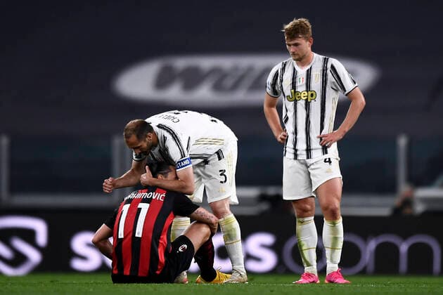 Juventus FC v AC Milan - Serie A Zlatan Ibrahimovic (L) of AC Milan is consoled by Giorgio Chiellini of Juventus FC after suffering a knee injury during the Serie A football match between Juventus FC and AC Milan. AC Milan won 3-0 over Juventus FC. Turin Italy Copyright: xNicolòxCampox