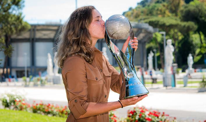 May 10, 2021, ROMA, ITALY: Elise Mertens of Belgium with the Doubles World No. 1 trophy at the 2021 Internazionali BNL d Italia WTA, Tennis Damen 1000 tournament ROMA ITALY - ZUMAa181 20210510_zaa_a181_124 Copyright: xRobxPrangex