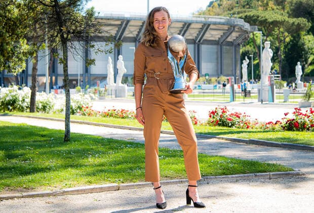 May 10, 2021, ROMA, ITALY: Elise Mertens of Belgium with the Doubles World No. 1 trophy at the 2021 Internazionali BNL d Italia WTA, Tennis Damen 1000 tournament ROMA ITALY - ZUMAa181 20210510_zaa_a181_126 Copyright: xRobxPrangex