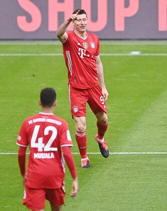 Torjubel Robert LEWANDOWSKI (Bayern Muenchen) nach Tor zum 1-0, Jubel,Freude,Begeisterung, Aktion. Fussball 1. Bundesliga Saison 2020 2021,32.Spieltag, Spieltag32, FC Bayern Muenchen - Borussia Moenchengladbach am 08.05.2021. A L L I A N Z A R E N A Foto:Lennart Preiss Wiiters Pool via Sven Simon Fotoagentur GmbH & Co. DFL REGULATIONS PROHIBIT ANY USE OF PHOTOGRAPHS AS IMAGE SEQUENCES AND OR QUASI-VIDEO.EDITORIAL USE ONLY. Nur fuer journalistische Zwecke! National and International News Agencies OUT NO RESALE!