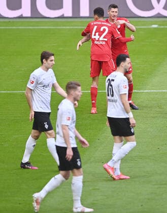 Torjubel Robert LEWANDOWSKI (Bayern Muenchen) nach Tor zum 1-0 mit Jamal MUSIALA (Bayern Muenchen). Jubel,Freude,Begeisterung, Aktion. Fussball 1. Bundesliga Saison 2020 2021,32.Spieltag, Spieltag32, FC Bayern Muenchen - Borussia Moenchengladbach am 08.05.2021. A L L I A N Z A R E N A Foto:Lennart Preiss Wiiters Pool via Sven Simon Fotoagentur GmbH & Co. DFL REGULATIONS PROHIBIT ANY USE OF PHOTOGRAPHS AS IMAGE SEQUENCES AND OR QUASI-VIDEO.EDITORIAL USE ONLY. Nur fuer journalistische Zwecke! National and International News Agencies OUT NO RESALE!
