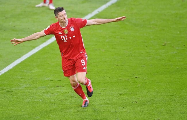 Torjubel Robert LEWANDOWSKI (Bayern Muenchen) nach Tor zum 3-0, Jubel,Freude,Begeisterung, Aktion,Einzelaktion,Einzelbild, Freisteller,Ganzkoerperaufnahme,ganze Figur Fussball 1. Bundesliga Saison 2020 2021,32.Spieltag, Spieltag32, FC Bayern Muenchen - Borussia Moenchengladbach am 08.05.2021. A L L I A N Z A R E N A Foto:Lennart Preiss Wiiters Pool via Sven Simon Fotoagentur GmbH & Co. DFL REGULATIONS PROHIBIT ANY USE OF PHOTOGRAPHS AS IMAGE SEQUENCES AND OR QUASI-VIDEO.EDITORIAL USE ONLY. Nur fuer journalistische Zwecke! National and International News Agencies OUT NO RESALE!