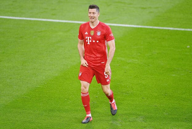 Torjubel Robert LEWANDOWSKI (Bayern Muenchen) nach Tor zum 3-0, Jubel,Freude,Begeisterung, Aktion,Einzelaktion,Einzelbild, Freisteller,Ganzkoerperaufnahme,ganze Figur Fussball 1. Bundesliga Saison 2020 2021,32.Spieltag, Spieltag32, FC Bayern Muenchen - Borussia Moenchengladbach am 08.05.2021. A L L I A N Z A R E N A Foto:Lennart Preiss Wiiters Pool via Sven Simon Fotoagentur GmbH & Co. DFL REGULATIONS PROHIBIT ANY USE OF PHOTOGRAPHS AS IMAGE SEQUENCES AND OR QUASI-VIDEO.EDITORIAL USE ONLY. Nur fuer journalistische Zwecke! National and International News Agencies OUT NO RESALE!
