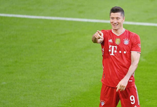 Torjubel Robert LEWANDOWSKI (Bayern Muenchen) nach Tor zum 3-0, Jubel,Freude,Begeisterung, Aktion,Einzelbild,angeschnittenes Einzelmotiv,Halbfigur,halbe Figur. Fussball 1. Bundesliga Saison 2020 2021,32.Spieltag, Spieltag32, FC Bayern Muenchen - Borussia Moenchengladbach am 08.05.2021. A L L I A N Z A R E N A Foto:Lennart Preiss Wiiters Pool via Sven Simon Fotoagentur GmbH & Co. DFL REGULATIONS PROHIBIT ANY USE OF PHOTOGRAPHS AS IMAGE SEQUENCES AND OR QUASI-VIDEO.EDITORIAL USE ONLY. Nur fuer journalistische Zwecke! National and International News Agencies OUT NO RESALE!
