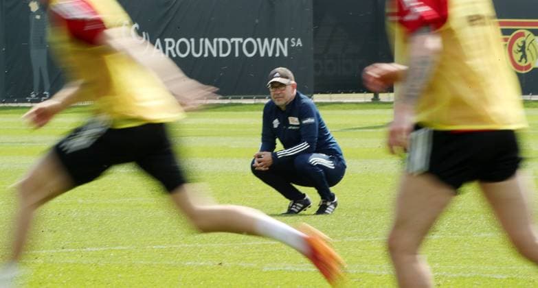 Trainer Urs Fischer Einzelbild Freisteller Aktion feature Fußball Fussball Training 1.Bundesliga Herren DFL Saison 2020 2021 11.05.2021 1.FC Union Berlin FCU DFL regulations prohibit any use of photographs as image sequences and or quasi-video. *** Coach Urs Fischer single image cropped action feature sport football soccer training 1 Bundesliga men DFL season 2020 2021 11 05 2021 1 FC Union Berlin FCU DFL regulations prohibit any use of photographs as image sequences and or quasi video