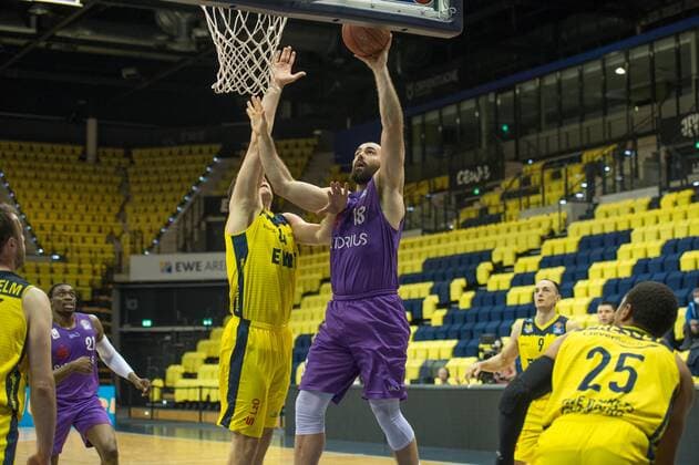 GER, Basketball, EWE Baskets Oldenburg vs BG Göttingen 11.05.2021, EWE Arena, Oldenburg, GER, easy Credit-BBL, EWE Baskets Oldenburg vs BG Göttingen, im Bild Harper KAMP ( BG Göttingen 18 ) vs Rasid MAHALBASIC (EWE Baskets Oldenburg 24 )