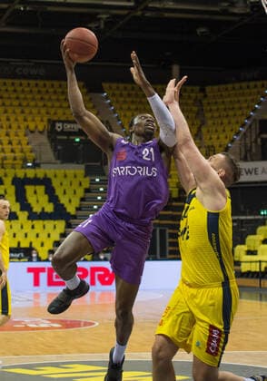 GER, Basketball, EWE Baskets Oldenburg vs BG Göttingen 11.05.2021, EWE Arena, Oldenburg, GER, easy Credit-BBL, EWE Baskets Oldenburg vs BG Göttingen, im Bild Tai ODIASE ( BG Göttingen 21 ) vs Rasid MAHALBASIC (EWE Baskets Oldenburg 24 )