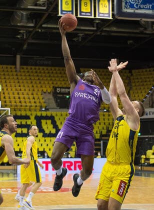 GER, Basketball, EWE Baskets Oldenburg vs BG Göttingen 11.05.2021, EWE Arena, Oldenburg, GER, easy Credit-BBL, EWE Baskets Oldenburg vs BG Göttingen, im Bild Tai ODIASE ( BG Göttingen 21 ) vs Rasid MAHALBASIC (EWE Baskets Oldenburg 24 )