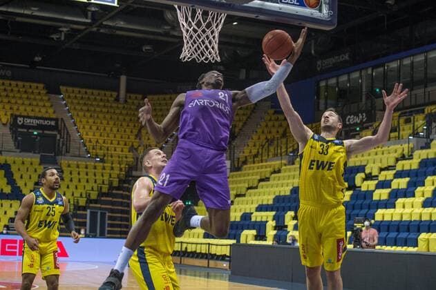 Sport Bilder des Tages GER, Basketball, EWE Baskets Oldenburg vs BG Göttingen 11.05.2021, EWE Arena, Oldenburg, GER, easy Credit-BBL, EWE Baskets Oldenburg vs BG Göttingen, im Bild Tai ODIASE ( BG Göttingen 21 ) Philipp SCHWETHELM (EWE Baskets Oldenburg 33 ) Rasid MAHALBASIC (EWE Baskets Oldenburg 24 ) Phil PRESSEY (EWE Baskets Oldenburg 25 )
