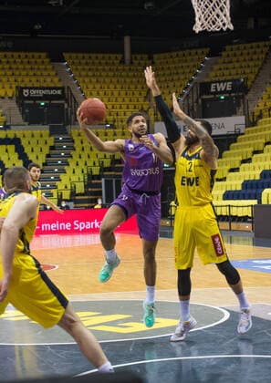 GER, Basketball, EWE Baskets Oldenburg vs BG Göttingen 11.05.2021, EWE Arena, Oldenburg, GER, easy Credit-BBL, EWE Baskets Oldenburg vs BG Göttingen, im Bild Marvin OMUVWIE (BG Göttingen 11 ) Martin BREUNING (EWE Baskets Oldenburg 12 )