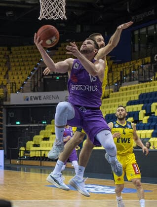 GER, Basketball, EWE Baskets Oldenburg vs BG Göttingen 11.05.2021, EWE Arena, Oldenburg, GER, easy Credit-BBL, EWE Baskets Oldenburg vs BG Göttingen, im Bild Rihards LOMAZS ( BG Göttingen 13 ) vs Braydon HOBBS (EWE Baskets Oldenburg 3 )