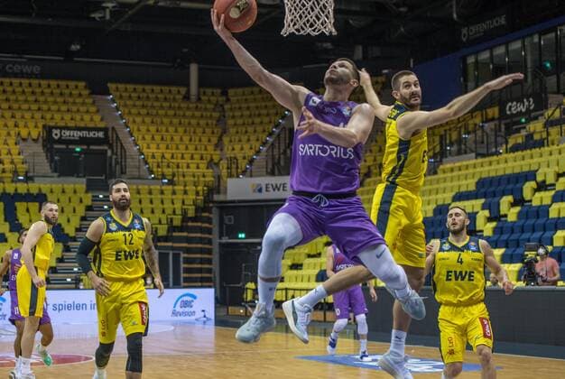 GER, Basketball, EWE Baskets Oldenburg vs BG Göttingen 11.05.2021, EWE Arena, Oldenburg, GER, easy Credit-BBL, EWE Baskets Oldenburg vs BG Göttingen, im Bild Rihards LOMAZS ( BG Göttingen 13 ) vs Braydon HOBBS (EWE Baskets Oldenburg 3 )