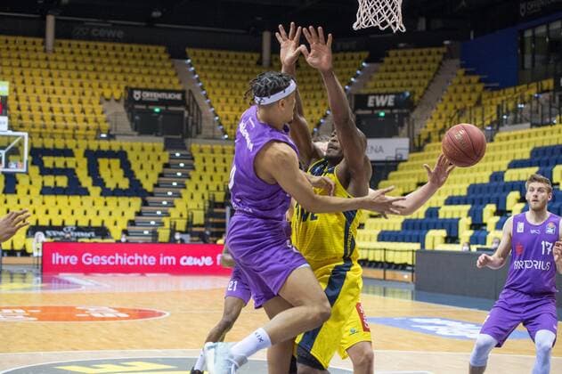 GER, Basketball, EWE Baskets Oldenburg vs BG Göttingen 11.05.2021, EWE Arena, Oldenburg, GER, easy Credit-BBL, EWE Baskets Oldenburg vs BG Göttingen, im Bild es stand immer ein Oldenburger im Weg Nelson WEIDEMANN (BG Göttingen 2 ) Rickey PAULDING (EWE Baskets Oldenburg 23 )
