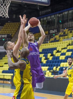 GER, Basketball, EWE Baskets Oldenburg vs BG Göttingen 11.05.2021, EWE Arena, Oldenburg, GER, easy Credit-BBL, EWE Baskets Oldenburg vs BG Göttingen, im Bild Mathis MÖNNINGHOFF MOENNINGHOFF (BG Göttingen 17 ) Rasid MAHALBASIC (EWE Baskets Oldenburg 24 ) Rickey PAULDING (EWE Baskets Oldenburg 23 )