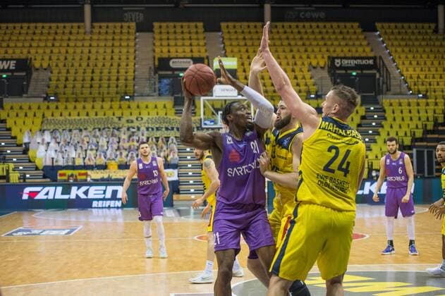 GER, Basketball, EWE Baskets Oldenburg vs BG Göttingen 11.05.2021, EWE Arena, Oldenburg, GER, easy Credit-BBL, EWE Baskets Oldenburg vs BG Göttingen, im Bild Tai ODIASE ( BG Göttingen 21 ) Nathan BOOTHE (EWE Baskets Oldenburg 45 ) Rasid MAHALBASIC (EWE Baskets Oldenburg 24 )