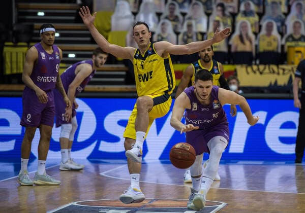 GER, Basketball, EWE Baskets Oldenburg vs BG Göttingen 11.05.2021, EWE Arena, Oldenburg, GER, easy Credit-BBL, EWE Baskets Oldenburg vs BG Göttingen, im Bild Huhh was jetzt Rihards LOMAZS ( BG Göttingen 13 ) Karsten TADDA (EWE Baskets Oldenburg 9 )