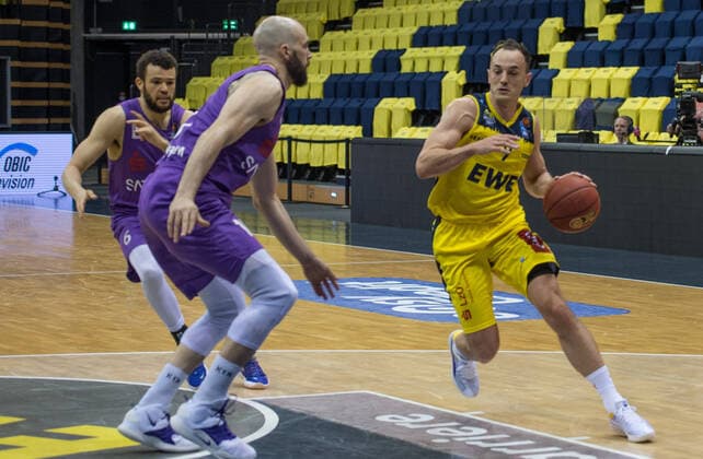 GER, Basketball, EWE Baskets Oldenburg vs BG Göttingen 11.05.2021, EWE Arena, Oldenburg, GER, easy Credit-BBL, EWE Baskets Oldenburg vs BG Göttingen, im Bild Karsten TADDA (EWE Baskets Oldenburg 9 ) Dennis KRAMER (BG Göttingen 10 )