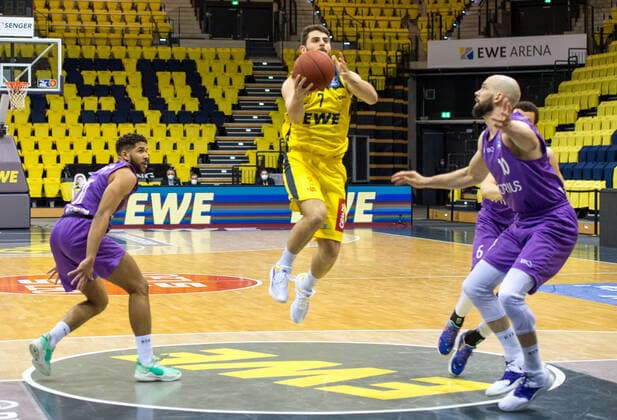 GER, Basketball, EWE Baskets Oldenburg vs BG Göttingen 11.05.2021, EWE Arena, Oldenburg, GER, easy Credit-BBL, EWE Baskets Oldenburg vs BG Göttingen, im Bild Sebastian HERRERA (EWE Baskets Oldenburg 7 ) Marvin OMUVWIE (BG Göttingen 11 ) Dennis KRAMER (BG Göttingen 10 )