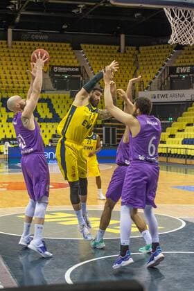 GER, Basketball, EWE Baskets Oldenburg vs BG Göttingen 11.05.2021, EWE Arena, Oldenburg, GER, easy Credit-BBL, EWE Baskets Oldenburg vs BG Göttingen, im Bild Martin BREUNING (EWE Baskets Oldenburg 12 ) Dennis KRAMER (BG Göttingen 10 ) Luke NELSON (BG Göttingen 6 )
