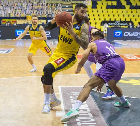 GER, Basketball, EWE Baskets Oldenburg vs BG Göttingen 11.05.2021, EWE Arena, Oldenburg, GER, easy Credit-BBL, EWE Baskets Oldenburg vs BG Göttingen, im Bild Martin BREUNING (EWE Baskets Oldenburg 12 ) Marvin OMUVWIE (BG Göttingen 11 )